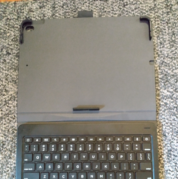 Zagg Case with Keyboard for Ipad Air 4 and 5 - Picture 5 of 6